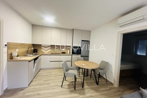 Istra, Pula, moderan dvosoban stan NKP 52 m2, s vrtom, širi centar grada