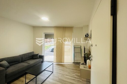 Istra, Pula, moderan dvosoban stan NKP 52 m2, s vrtom, širi centar grada