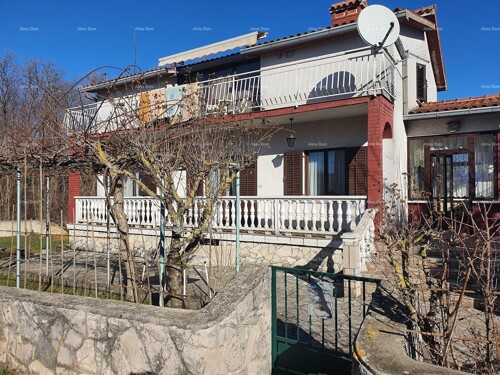 Kuća Predivna kuća s 3 stana i velikim zemljištem, Labin!