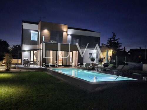Marčana, moderna vila s grijanim bazenom, 215m2