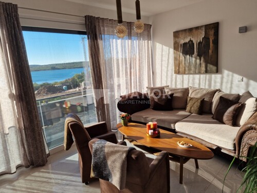 MEDULIN - Samostojeća kuća s dva bazena, 240 m2