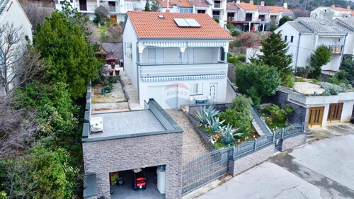 Klenovica, Novi Vinodolski - kuća 200 m2 sa pogledom na more