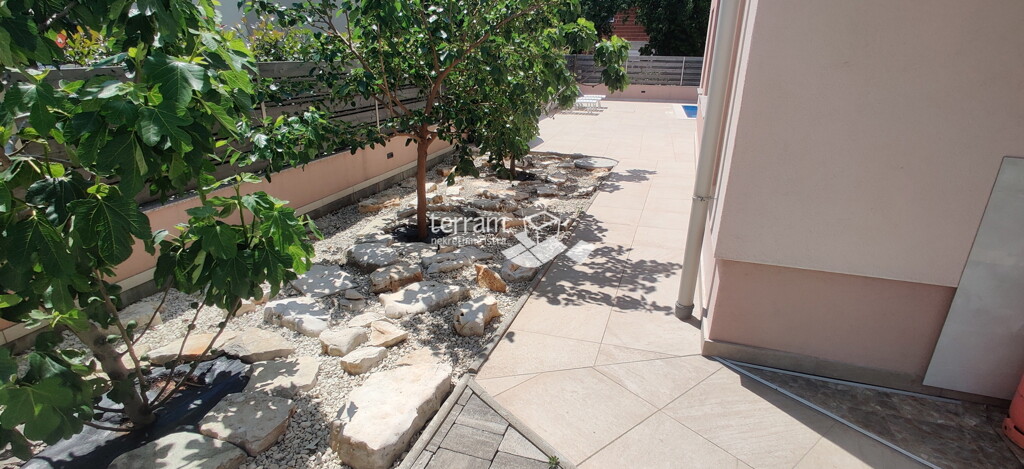 Image 6222172 - 27