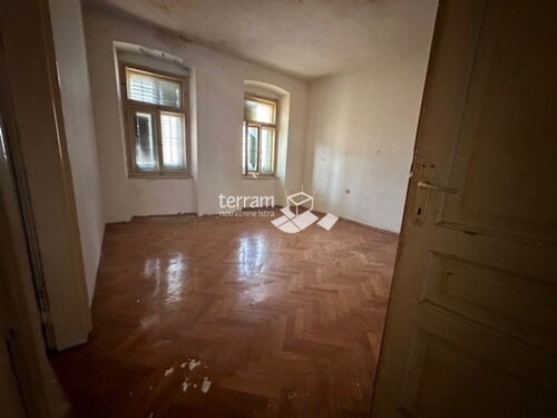 Istra, Pula, centar, stan 73m2, 2SS+DB, II. kat, plin, za renovaciju!! #prodaja