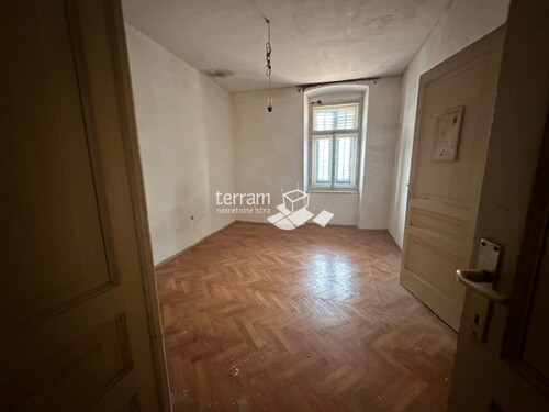 Istra, Pula, centar, stan 73m2, 2SS+DB, II. kat, plin, za renovaciju!! #prodaja