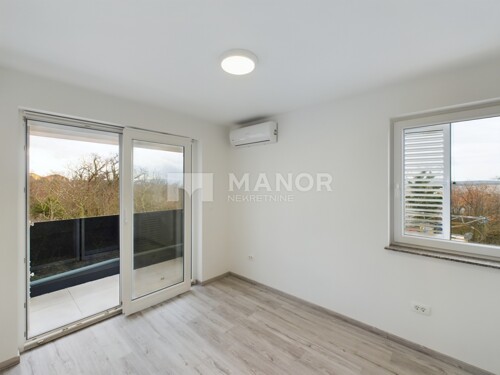 Thumbnail 6223480 - 12