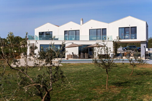 Moderna vila sa velikom okućnicom u okolici Poreča