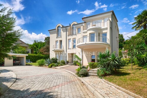 OPATIJA, vila s pogledom na more i velikom okućnicom