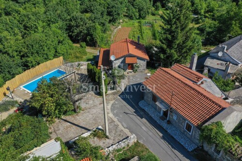 VELI BRGUD, imanje sa dvije kamene kuće