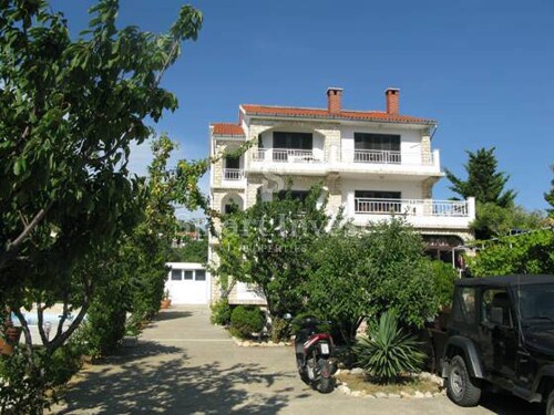 RAB, apartmanska kuća sa bazenom i pogledom na more