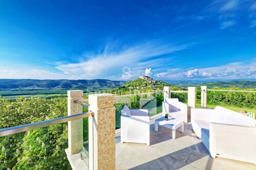 ISTRA, VILA S BAZENOM NA OSAMI, S POGLEDOM NA MOTOVUN, proda
