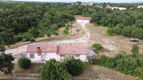 ISTRA, VELIKO IMANJE 26.300 m2 S KUĆOM, 14 KM OD MORA!