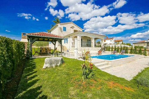 POREČ okolica, prekrasna kamena vila s bazenom nedaleko mora