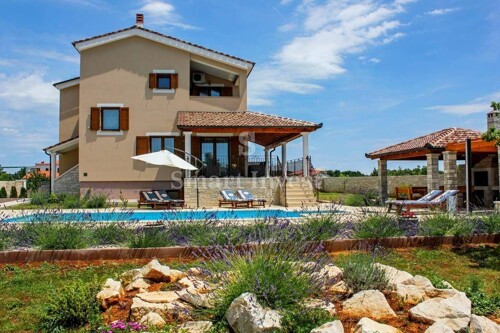 ISTRA, PREKRASNA KUĆA S BAZENOM ZA 10-12 OSOBA NA 2000 M2