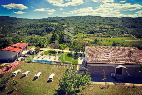 MOTOVUN, ekološko imanje s izvorom vode, bazenom, maslinikom