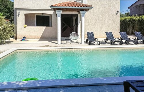 POREČ, postrana kuća sa 3 apartmana i bazenom, 4 km od mora