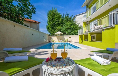 ISTRA - PULA, KUĆA S BAZENOM U MIRNOJ GRADSKOJ ČETVRTI