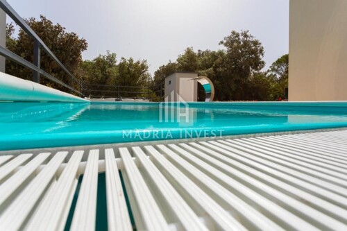 Apartman s krovnom terasom i pogledom na more, 200m od plaže
