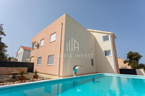 Novouređen apartman s krovnom terasom, 200 m od plaže