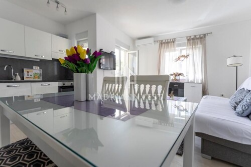 Novouređen apartman s krovnom terasom, 200 m od plaže