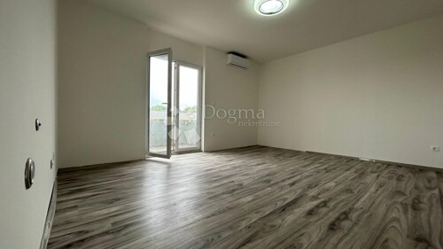 Renoviran stan s mogućnošću dodatne sobe - Vidikovac.