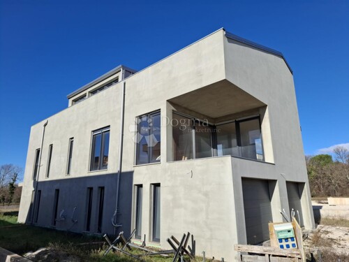 POREČ - Stan u novogradnji blizu grada i mora