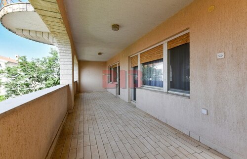 NOVI VINODOLSKI,TROSOBAN STAN,I KAT,VRT,PARKING,BLIZU MORA