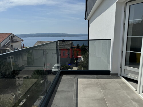 CRIKVENICA,LIJEPO UREĐEN 2S+DB,II KAT,PARKING,BLIZU MORA