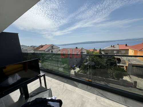 CRIKVENICA,LIJEPO UREĐEN 2S+DB,II KAT,PARKING,BLIZU MORA