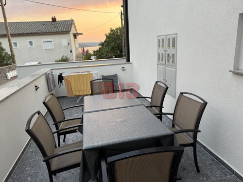 CRIKVENICA,NOVOUREĐEN STAN,SA VELIKOM TERASOM I PARKINGOM