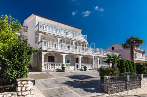 CRIKVENICA, samostojeća kuća sa 6 apartmana i bazenom!
