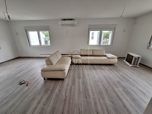 Renoviran stan u kući, dvije spavaće sobe, Zadar, Borik