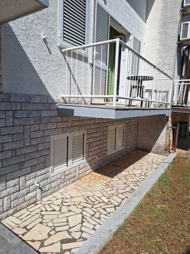 Njivice, dvojna kuća s 3 apartmana i pomoćnim objektom, PROD