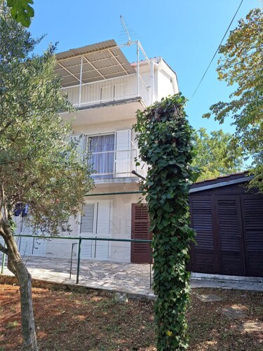 Njivice, dvojna kuća s 3 apartmana i pomoćnim objektom, PROD