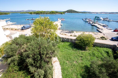 Murter,mediteranska vila,prvi red do mora,velika okućnica!!