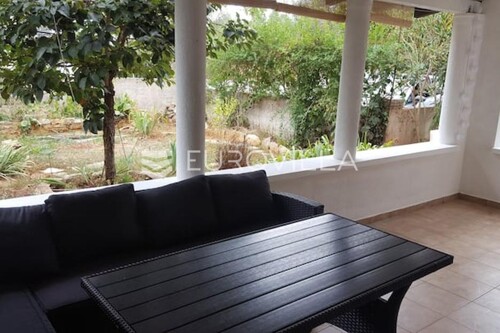 Istra, Jadreški, sunčani dvosoban stan NKP 45 m2 u prizemlju s vrtom