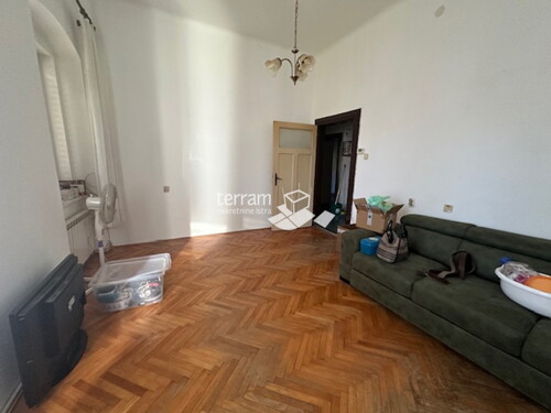 Istra, Pula, Veruda, stan u austrougarskoj vili Von Trapp, 75m2, 2SS+DB, I.ka...