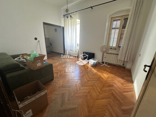 Istra, Pula, Veruda, stan u austrougarskoj vili Von Trapp, 75m2, 2SS+DB, I.ka...