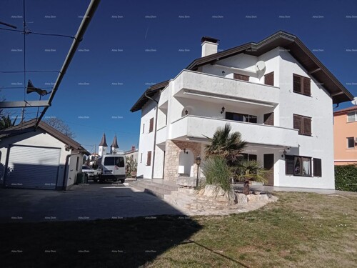 Kuća Prodaja velike stambene kuće, pogodne za investiciju, Medulin!