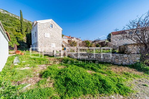 Obiteljski dom s mogućnostima za uređenje: Kuća u Stankoviću sa vrtom, te...