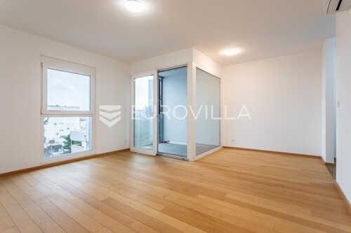 Split, Bol, dvosoban stan NKP 60 m2, parking, dugoročan najam