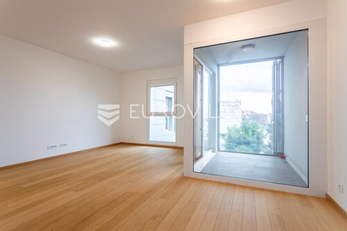 Split, Bol, dvosoban stan NKP 60 m2, parking, dugoročan najam