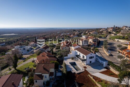 Istra, Kaštelir, kuća s 2 stana u centru Kaštelira