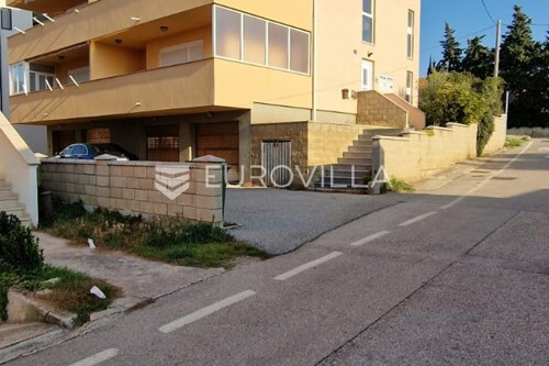 Pag, Novalja, tri apartmana u stambenoj zgradi