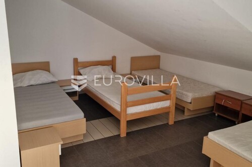 Pag, Novalja, tri apartmana u stambenoj zgradi