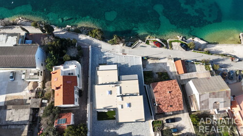 Brodarica, apartman u prizemlju, prvi red do mora