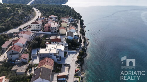 Brodarica, apartman u prizemlju, prvi red do mora