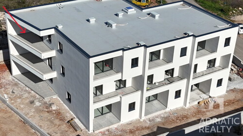 Vodice, prostrani dvosobni apartman na mirnoj lokaciji