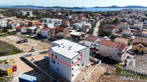 Vodice, prostrani dvosobni apartman na mirnoj lokaciji