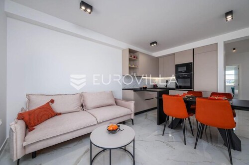 Istra, Pula, dugoročni najam predivnog stana u novogradnji s garažom
